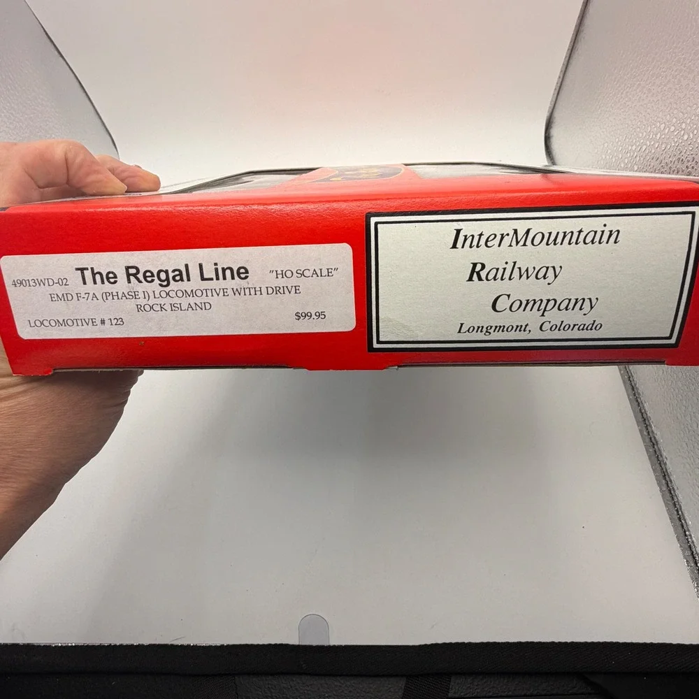 InterMountain Railway HO Scale EMD F-7A Rock Island Locomotive 123 Orange Black